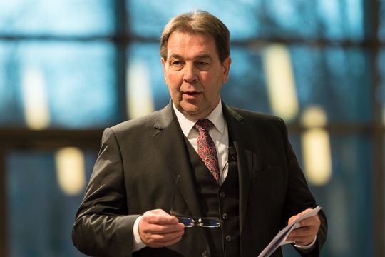 Walter Galinat wird zum 30. April 2016 Mitglied der Geschäftsleitung bei Merck. Walter Galinat wird zum 30. April 2016 Mitglied der Geschäftsleitung bei Merck.
