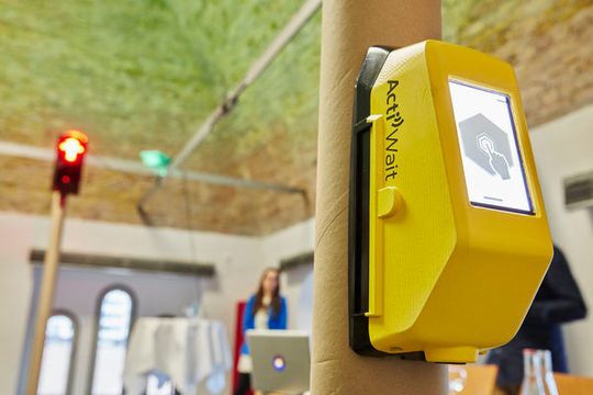 ... einen interaktiver Drücker mit WLAN-Basis für Fußgängerampeln.