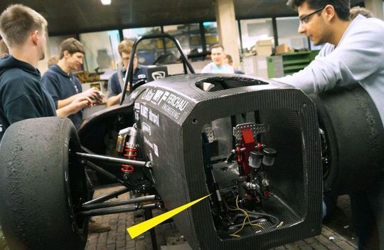 ACE unterstützt Studenten des HAWKS Racing e. V. der Hochschule für angewandte Wissenschaften Hamburg mit Industriegasfedern für die Pedalen im Cockpit. Diese lassen den Fahrer trotz der Erschütterungen aus dem Fahrbetrieb die gewünschte Pedalposition konstanter halten und stabilisieren zudem den Fahrerfuß in fahrkritischen Situationen