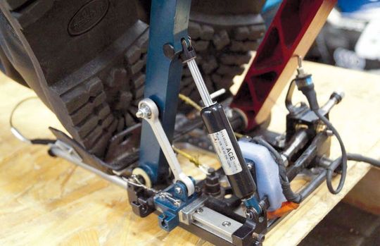 Der Typ GS-15–40-BB-120 im Test. Wegen ihrer kompakten Maße lassen sich die ACE Industriegasfedern leicht in das Cockpit des Rennwagens integrieren.