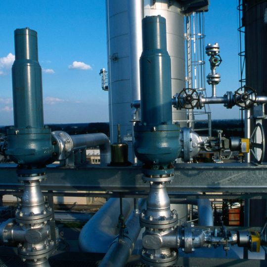 Die Bayernoil Raffinerie in Vohburg, an der Rosneft zukünftig einen 25-Prozent-Anteil hält. Die Bayernoil Raffinerie in Vohburg, an der Rosneft zukünftig einen 25-Prozent-Anteil hält.
