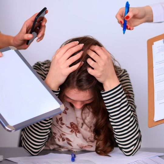 Angst ist zunächst einmal eine normale Reaktion auf Stresssituationen. Jeder fünfte Erwachsene entwickelt jedoch im Laufe seines Lebens eine Angsterkrankung. Angst ist zunächst einmal eine normale Reaktion auf Stresssituationen. Jeder fünfte Erwachsene entwickelt jedoch im Laufe seines Lebens eine Angsterkrankung.