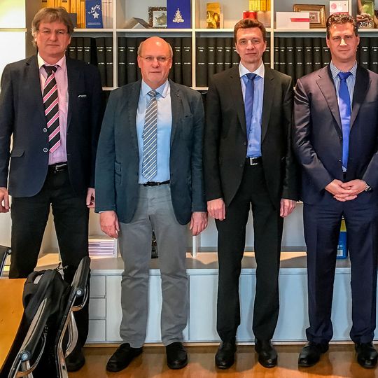Von links nach rechts: Franz-Josef Leuchter, Geschäftsführer Topsystem, Dietrich von der Ahe, langjähriger Geschäftsführer Topsystem, Jörg Fröhlich, Gesellschafter der E+P-Gruppe, Marco Ehrhardt, geschäftsführender Gesellschafter der E+P-Gruppe. Von links nach rechts: Franz-Josef Leuchter, Geschäftsführer Topsystem, Dietrich von der Ahe, langjähriger Geschäftsführer Topsystem, Jörg Fröhlich, Gesellschafter der E+P-Gruppe, Marco Ehrhardt, geschäftsführender Gesellschafter der E+P-Gruppe.