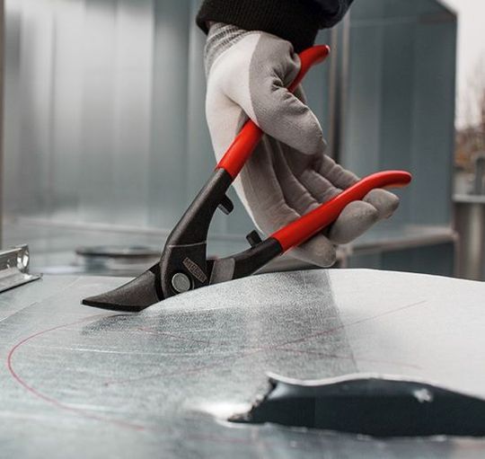 Mit der Erdi Ideal-Schere D216-280-B-SBSK des Qualitätswerkzeugherstellers Bessey können Bleche jetzt noch flexibler bearbeitet werden. Egal ob durch-laufende gerade oder Figurenschnitte gefordert sind, egal ob der Schnitt am Blechrand oder mitten in der Tafel angesetzt werden soll. Mit der Erdi Ideal-Schere D216-280-B-SBSK des Qualitätswerkzeugherstellers Bessey können Bleche jetzt noch flexibler bearbeitet werden. Egal ob durch-laufende gerade oder Figurenschnitte gefordert sind, egal ob der Schnitt am Blechrand oder mitten in der Tafel angesetzt werden soll.