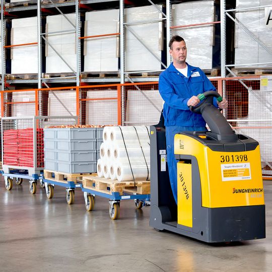 Fetra bringt als Neuheit zur Logimat Palettenfahrgestelle als innerbetrieblichen Routenzug mit. Fetra bringt als Neuheit zur Logimat Palettenfahrgestelle als innerbetrieblichen Routenzug mit.