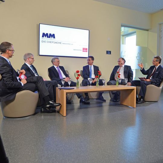 Gemeinsam mit Chefredakteur Frank Jablonski (ganz links) und Fachredakteur Reinhold Schäfer (ganz rechts) diskutierten Prof. Dr.-Ing. Holger Borcherding, Technischer Leiter des Bereichs Innovationen, Lenze; Bernhard Müller, Geschäftsführer Industrie 4.0, Sick; Dr. Omar Sadi, Technischer Geschäftsführer, Getriebebau Nord; Dr.-Ing. Gunther Kegel, Vorsitzender der Geschäftsführung, Pepperl + Fuchs (v.l.n.r.). Gemeinsam mit Chefredakteur Frank Jablonski (ganz links) und Fachredakteur Reinhold Schäfer (ganz rechts) diskutierten Prof. Dr.-Ing. Holger Borcherding, Technischer Leiter des Bereichs Innovationen, Lenze; Bernhard Müller, Geschäftsführer Industrie 4.0, Sick; Dr. Omar Sadi, Technischer Geschäftsführer, Getriebebau Nord; Dr.-Ing. Gunther Kegel, Vorsitzender der Geschäftsführung, Pepperl + Fuchs (v.l.n.r.).