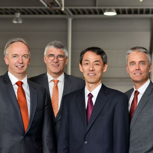 Die neue 4er-Spitze der Lewa-Gruppe (v.l.n.r): Peter Wagner, Martin Fiedler, Hisanao Amino, und Stefan Glaymeyer. Die neue 4er-Spitze der Lewa-Gruppe (v.l.n.r): Peter Wagner, Martin Fiedler, Hisanao Amino, und Stefan Glaymeyer.