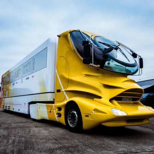 NXP Smarter World Tour: Mit einem 36-Tonner Doppeldecker-Truck fährt NXP in den nächsten Monaten durch Europa, um zusammen mit Eventpartnern in einer mobilen Ausstellung 138 Vernetzungs- und IoT-Lösungen zu präsentieren. NXP Smarter World Tour: Mit einem 36-Tonner Doppeldecker-Truck fährt NXP in den nächsten Monaten durch Europa, um zusammen mit Eventpartnern in einer mobilen Ausstellung 138 Vernetzungs- und IoT-Lösungen zu präsentieren.