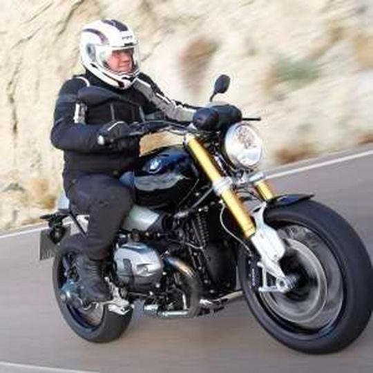 Unser Autor Ulf Böhringer im Sattel der BMW R Nine-T. Unser Autor Ulf Böhringer im Sattel der BMW R Nine-T.