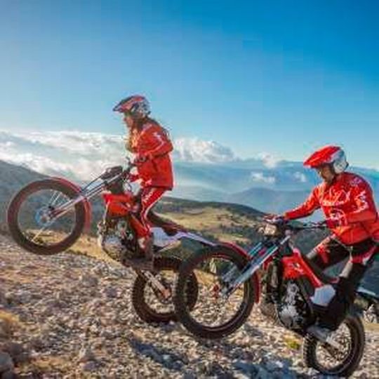 Honda bringt mit der Montesa 4RIDE nach Jahrzehnten wieder ein straßenzulassungsfähiges Trialbike. Honda bringt mit der Montesa 4RIDE nach Jahrzehnten wieder ein straßenzulassungsfähiges Trialbike.