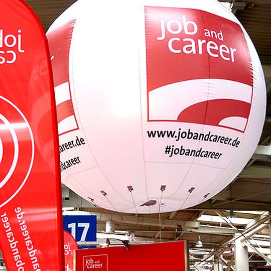Auch in diesem Jahr stellt die Hannover Messe wieder einen Bereich zur Verfügung, der sich dem Thema Karriere annimmt. Auch in diesem Jahr stellt die Hannover Messe wieder einen Bereich zur Verfügung, der sich dem Thema Karriere annimmt.