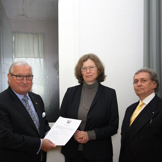 Testamentsvollstrecker Peter Kruft (links), Regierungspräsidentin Annemarie Lütkes und Testamentsvollstrecker Wolfgang Sandow mit der Stiftungsurkunde der Gert und Susanna Mayer Stiftung. Testamentsvollstrecker Peter Kruft (links), Regierungspräsidentin Annemarie Lütkes und Testamentsvollstrecker Wolfgang Sandow mit der Stiftungsurkunde der Gert und Susanna Mayer Stiftung.