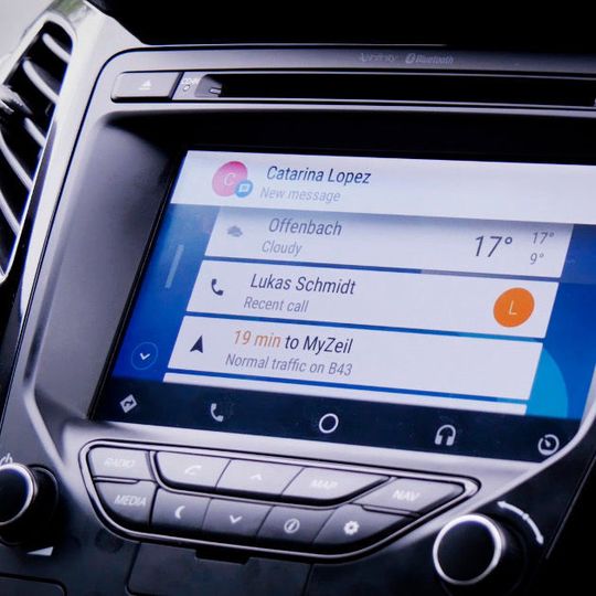 Mit Android Auto können während der Fahrt Apps auf dem Smartphone bedient werden ohne dass dieses in die Hand genommen werden müsste. Mit Android Auto können während der Fahrt Apps auf dem Smartphone bedient werden ohne dass dieses in die Hand genommen werden müsste.