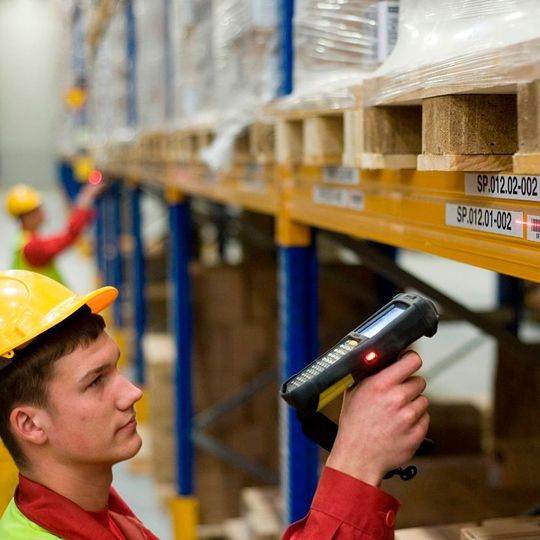 Raben ist weiterhin für die Distribution der Motorräder aus dem Haus BMW verantwortlich. Raben ist weiterhin für die Distribution der Motorräder aus dem Haus BMW verantwortlich.