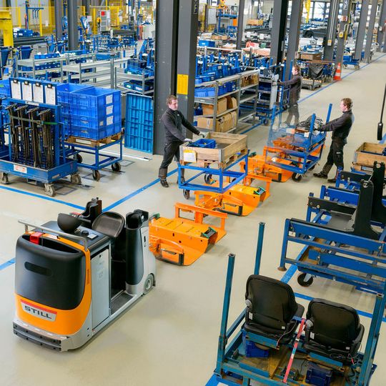 Still hat sein Routenzugsystem um beidseitig beladbare B-Rahmen mit Elektro-Hub ergänzt. Still hat sein Routenzugsystem um beidseitig beladbare B-Rahmen mit Elektro-Hub ergänzt.