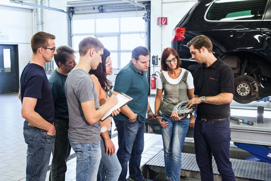 Die Zentralen der Werkstattsysteme unterstützen ihre Werkstattpartner mit technischen Schulungen und machen die Inhaber und Mitarbeiter fit für das Servicegeschäft. Die Zentralen der Werkstattsysteme unterstützen ihre Werkstattpartner mit technischen Schulungen und machen die Inhaber und Mitarbeiter fit für das Servicegeschäft.