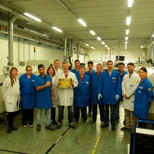Hagen Rödiger, Leitung Schutzbeschichtung, mit seinem Team und der vergoldeten einmillionsten Baugruppe. Hagen Rödiger, Leitung Schutzbeschichtung, mit seinem Team und der vergoldeten einmillionsten Baugruppe.