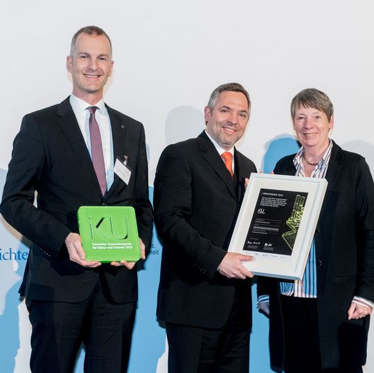 (v.l.n.r.): Markus Rarbach, Leiter Start-up Business Project Biofuels & Derivatives (Clariant), und Andre Koltermann, Leiter Group Biotechnology (Clariant), nahmen von Bundesumweltministerin Barbara Hendricks den Deutschen Innovationspreis für Klima und Umwelt in der Kategorie Prozessinnovation entgegen. (v.l.n.r.): Markus Rarbach, Leiter Start-up Business Project Biofuels & Derivatives (Clariant), und Andre Koltermann, Leiter Group Biotechnology (Clariant), nahmen von Bundesumweltministerin Barbara Hendricks den Deutschen Innovationspreis für Klima und Umwelt in der Kategorie Prozessinnovation entgegen.