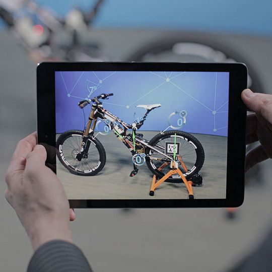 Mit Augmented Reality kann beispielsweise ein smartes Fahrrad sein eigenes CAD-Modell, das auf einem Tablet angezeigt wird, in Echtzeit steuern. Mit Augmented Reality kann beispielsweise ein smartes Fahrrad sein eigenes CAD-Modell, das auf einem Tablet angezeigt wird, in Echtzeit steuern.