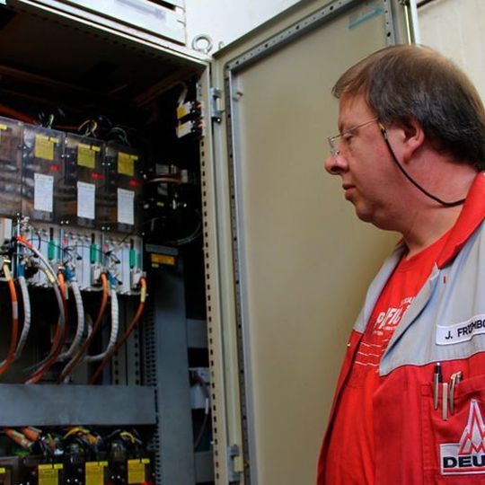 Jürgen Frömbgen, Planung/Zentrale Maschineninstandhaltung, vor überholten Rexroth-Servoantrieben mit verlängerter Servicefähigkeit. Jürgen Frömbgen, Planung/Zentrale Maschineninstandhaltung, vor überholten Rexroth-Servoantrieben mit verlängerter Servicefähigkeit.