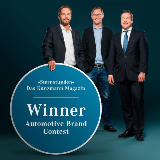 Über die Auszeichnung freuten sich (v.l.n.r.) Marco Gleixner und Siggi Schlee, beide Geschäftsführung SchleeGleixner, sowie Andreas Tetzloff, Geschäftsführung Autohaus Kunzmann.