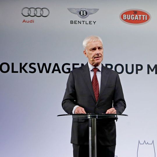 Matthias Müller fordert eine bessere Zusammenarbeit von Industrie und Politik beim Thema automobile Zukunft. Matthias Müller fordert eine bessere Zusammenarbeit von Industrie und Politik beim Thema automobile Zukunft.
