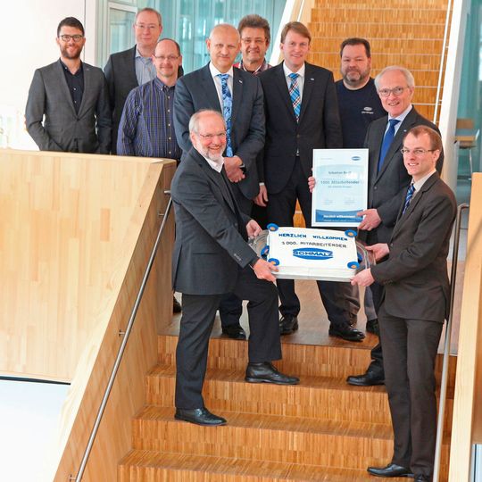 Sebastian Boldt ist der 1000. Mitarbeiter bei Schmalz. Von rechts: Sebastian Boldt, Dr. Kurt Schmalz (geschäftsführender Gesellschafter), Mike Hänsgen (Mitarbeiter-Vertreter), Thomas Wölpert (Leiter Verkauf Deutschland), Matthias Mattes (Mitarbeiter-Vertreter), Martin Helbling (Leiter Personalwesen), Wolfgang Schmalz (geschäftsführender Gesellschafter), Matthias Büscher (Mitarbeiter-Vertreter), Christoph Bach (Personalwesen), Hendrik Bittenbinder (Leiter Marketing Kommunikation). Sebastian Boldt ist der 1000. Mitarbeiter bei Schmalz. Von rechts: Sebastian Boldt, Dr. Kurt Schmalz (geschäftsführender Gesellschafter), Mike Hänsgen (Mitarbeiter-Vertreter), Thomas Wölpert (Leiter Verkauf Deutschland), Matthias Mattes (Mitarbeiter-Vertreter), Martin Helbling (Leiter Personalwesen), Wolfgang Schmalz (geschäftsführender Gesellschafter), Matthias Büscher (Mitarbeiter-Vertreter), Christoph Bach (Personalwesen), Hendrik Bittenbinder (Leiter Marketing Kommunikation).
