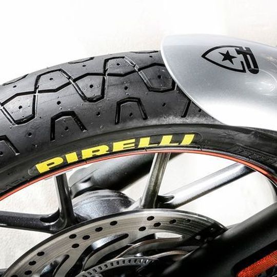Schicke Kombination: Triumph Street Twin und Pirelli Phantom Sportscomp. Schicke Kombination: Triumph Street Twin und Pirelli Phantom Sportscomp.