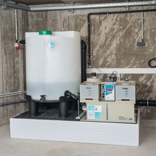 Die Neutralisationseinheit besteht aus einem Vorratsbehälter, der Neutralisationsanlage, einer Steuerung und einer Sicherheitswanne. Die Neutralisationseinheit besteht aus einem Vorratsbehälter, der Neutralisationsanlage, einer Steuerung und einer Sicherheitswanne.