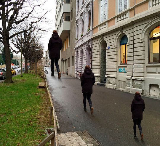Am Beispiel der optischen Täuschung zeigt sich, wie stark nicht-optische Kontextinformationen auf unsere Wahrnehmung wirken. Die Personen auf dem Bild sind alle gleich groß. Unser Gehirn stellt sie jedoch in den Kontext ihrer Umgebung. Und da wir aus Erfahrung wissen, dass Dinge mit zunehmender Entfernung immer kleiner werden, erscheint unserem Gehirn die Person in mit zunehmender Entfernung immer größer. Am Beispiel der optischen Täuschung zeigt sich, wie stark nicht-optische Kontextinformationen auf unsere Wahrnehmung wirken. Die Personen auf dem Bild sind alle gleich groß. Unser Gehirn stellt sie jedoch in den Kontext ihrer Umgebung. Und da wir aus Erfahrung wissen, dass Dinge mit zunehmender Entfernung immer kleiner werden, erscheint unserem Gehirn die Person in mit zunehmender Entfernung immer größer.