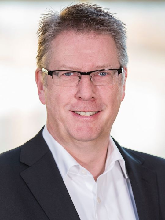 Lutz Konze hat einen Abschluss in Chemischer Verfahrenstechnik. Seine Karriere bei 3M startete er vor 25 Jahren als Prozessingenieur. Lutz Konze hat einen Abschluss in Chemischer Verfahrenstechnik. Seine Karriere bei 3M startete er vor 25 Jahren als Prozessingenieur.