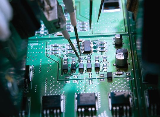 Smart-Lasersensoren eignen sich für Messungen in Bestückungsautomaten, wie z.B. zur Prüfung der Koplanarität von IC-Beinchen. Smart-Lasersensoren eignen sich für Messungen in Bestückungsautomaten, wie z.B. zur Prüfung der Koplanarität von IC-Beinchen.