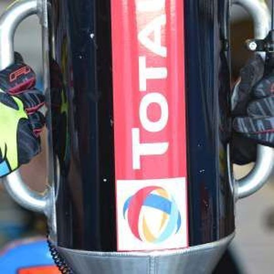 In den Rennserien Moto2 und Moto3 wird künftig Total-Kraftstoff getankt. In den Rennserien Moto2 und Moto3 wird künftig Total-Kraftstoff getankt.