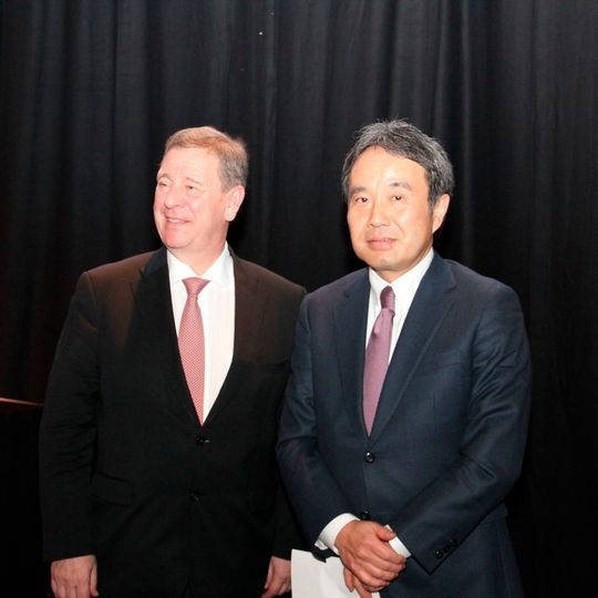 Standen Rede und Antwort auf der DMG-Fachpressekonferenz: v.l. Dr. Rüdiger Kapitza, CEO DMG Mori Aktiengesellschaft und Dr. INg. Masahiko Mori, CEO DMG Mori Company Limited. Standen Rede und Antwort auf der DMG-Fachpressekonferenz: v.l. Dr. Rüdiger Kapitza, CEO DMG Mori Aktiengesellschaft und Dr. INg. Masahiko Mori, CEO DMG Mori Company Limited.