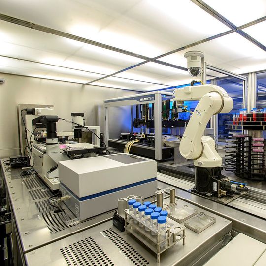 Die Innenansicht der Stem-Cell-Factory (zum Vergrößern siehe Bildergalerie): Mit der vollautomatischen Anlage zum Generieren von Stammzellen ist es Fraunhofer-Forschern gelungen, die Prozesssteuerung an das Wachstum der Zellen anzupassen. Damit haben sie ein adaptives System entwickelt, das sich für viele Branchen eignet. Die Innenansicht der Stem-Cell-Factory (zum Vergrößern siehe Bildergalerie): Mit der vollautomatischen Anlage zum Generieren von Stammzellen ist es Fraunhofer-Forschern gelungen, die Prozesssteuerung an das Wachstum der Zellen anzupassen. Damit haben sie ein adaptives System entwickelt, das sich für viele Branchen eignet.