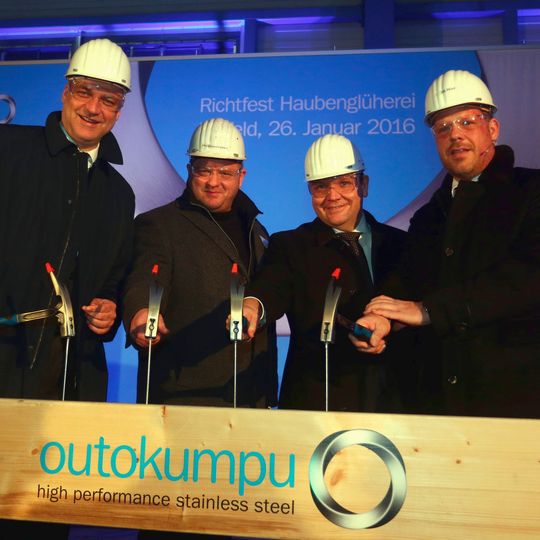 Mit dem Richtfest der neuen Halle der Haubenglüherei läuteten Garrelt Duin, Minister für Wirtschaft, Energie, Industrie, Mittelstand und Handwerk des Landes Nordrhein-Westfalen, Ralf Heppenstiel, Vorsitzender des Europäischen Betriebsrats von Outokumpu und des Konzernbetriebsrats von Outokumpu Deutschland, Frank Meyer, Oberbürgermeister der Stadt Krefeld, sowie Dr. Oliver Picht, Vorstandsvorsitzender der Outokumpu Nirosta GmbH, gemeinsam die finale Phase des rund 108 Mio. Euro teuren Produktionsausbaus für Edelstahl in Krefeld ein. Mit dem Richtfest der neuen Halle der Haubenglüherei läuteten Garrelt Duin, Minister für Wirtschaft, Energie, Industrie, Mittelstand und Handwerk des Landes Nordrhein-Westfalen, Ralf Heppenstiel, Vorsitzender des Europäischen Betriebsrats von Outokumpu und des Konzernbetriebsrats von Outokumpu Deutschland, Frank Meyer, Oberbürgermeister der Stadt Krefeld, sowie Dr. Oliver Picht, Vorstandsvorsitzender der Outokumpu Nirosta GmbH, gemeinsam die finale Phase des rund 108 Mio. Euro teuren Produktionsausbaus für Edelstahl in Krefeld ein.