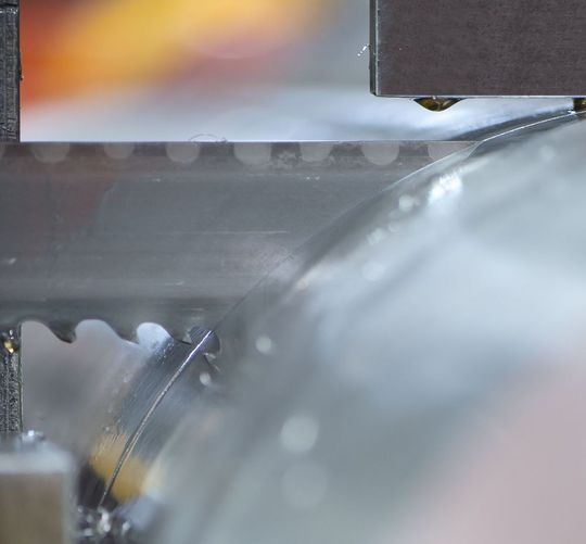 Die Zapp-Gruppe aus Ratingen fertigt und bevorratet auch Halbzeuge aus dem nickelbasierten Hochleistungswerkstoff Haynes 242 alloy, der in rauen Umgebungen und bei Berührung mit flourhaltigen Materialien oder Gasen eine hohe Verschleiß- und Korrosionsbeständigkeit ins Feld führt. Die Zapp-Gruppe aus Ratingen fertigt und bevorratet auch Halbzeuge aus dem nickelbasierten Hochleistungswerkstoff Haynes 242 alloy, der in rauen Umgebungen und bei Berührung mit flourhaltigen Materialien oder Gasen eine hohe Verschleiß- und Korrosionsbeständigkeit ins Feld führt.