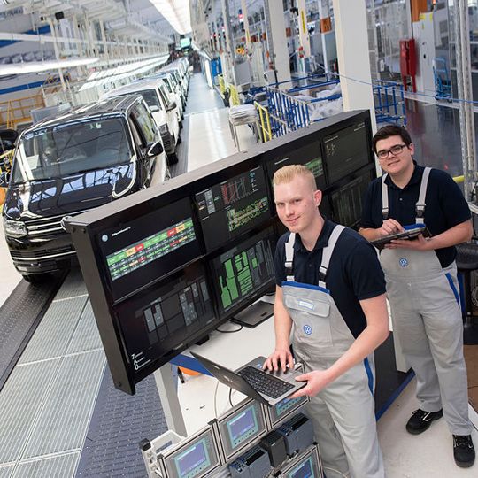 VW-Nutzfahrzeuge passt seine Berufsausbildung am Standort Hannover an: Ein neues Schwerpunktthema für die Auszubildenden ist „Industrie 4.0“. VW-Nutzfahrzeuge passt seine Berufsausbildung am Standort Hannover an: Ein neues Schwerpunktthema für die Auszubildenden ist „Industrie 4.0“.