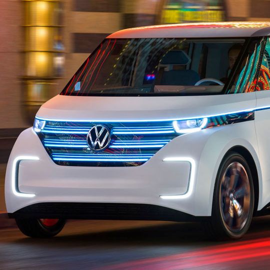 Die Studie Budd-E trägt den neuen Elektrobaukasten von Volkswagen unter ihrem Blechkleid. Die Studie Budd-E trägt den neuen Elektrobaukasten von Volkswagen unter ihrem Blechkleid.