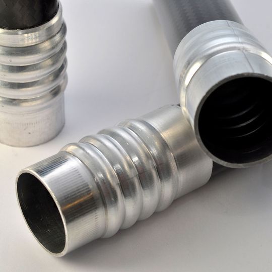 Intrinsisch gefertigte Konturverbindung mit skalenübergreifendem Formschluss für einen hybriden Faser-Thermoplast-Verbund. Intrinsisch gefertigte Konturverbindung mit skalenübergreifendem Formschluss für einen hybriden Faser-Thermoplast-Verbund.
