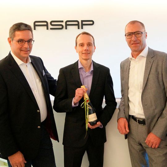 Robert Werner, COO Standort Ingolstadt, gratuliert dem 1000. ASAP-Mitarbeiter Thomas Rudolph zusammen mit Michael Neisen, der als CEO der ASAP Gruppe das starke Wachstum in den letzten Jahren begleitet hat. Robert Werner, COO Standort Ingolstadt, gratuliert dem 1000. ASAP-Mitarbeiter Thomas Rudolph zusammen mit Michael Neisen, der als CEO der ASAP Gruppe das starke Wachstum in den letzten Jahren begleitet hat.