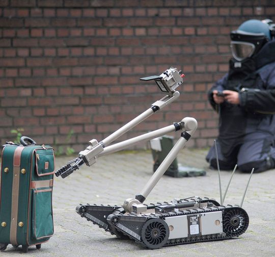 Einsatzkräfte der Polizei entschärfen eine Kofferbombe. Einsatzkräfte der Polizei entschärfen eine Kofferbombe.
