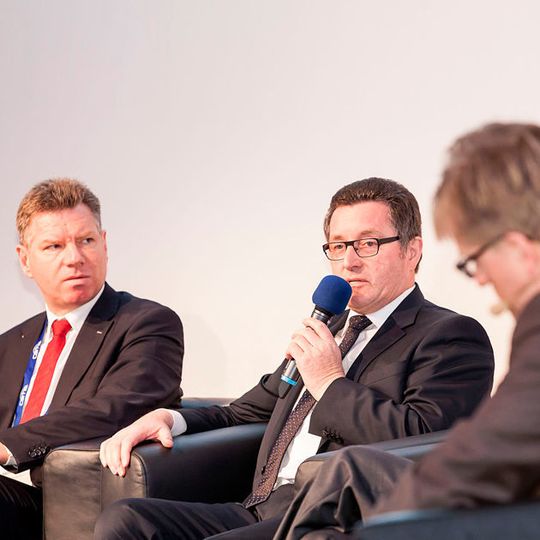 Die Podiumsdiskussion des »Automobil Industrie Leichtbau-Gipfel« 2016 mit Heinrich Timm, Mitglied des Vorstands CCeV (Mitte), und Dr. Martin Hillebrecht, EDAG (li.), wird sich damit beschäftigen, „wie Sie den Leichtbau an die richtige Stelle bringen“. Die Podiumsdiskussion des »Automobil Industrie Leichtbau-Gipfel« 2016 mit Heinrich Timm, Mitglied des Vorstands CCeV (Mitte), und Dr. Martin Hillebrecht, EDAG (li.), wird sich damit beschäftigen, „wie Sie den Leichtbau an die richtige Stelle bringen“.