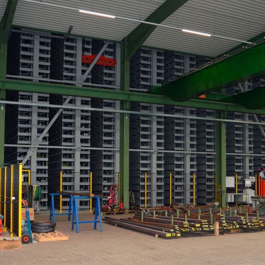 Das Remmert-Brückenlager bei Topp Stahl hat die Abmessungen 43 m x 8,8 m x 13 m (L x B x H). Das Remmert-Brückenlager bei Topp Stahl hat die Abmessungen 43 m x 8,8 m x 13 m (L x B x H).