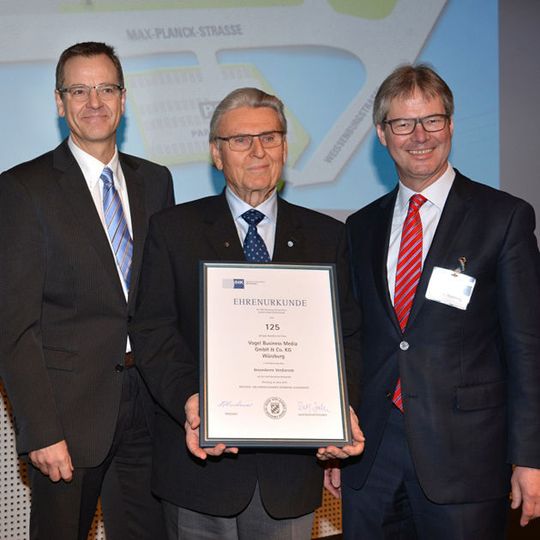 Verleihung der IHK-Ehrenurkunde (v.l.): Prof. Dr. Ralf Jahn (Hauptgeschäftsführer IHK Würzburg-Schweinfurt), Dr. Kurt Eckernkamp (Verleger und Aufsichtsratsvorsitzender Vogel Medien) und Stefan Rühling (Vorsitzender der Geschäftsführung Vogel Business Media). Verleihung der IHK-Ehrenurkunde (v.l.): Prof. Dr. Ralf Jahn (Hauptgeschäftsführer IHK Würzburg-Schweinfurt), Dr. Kurt Eckernkamp (Verleger und Aufsichtsratsvorsitzender Vogel Medien) und Stefan Rühling (Vorsitzender der Geschäftsführung Vogel Business Media).