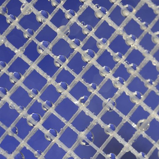 Für die neuartigen Feedspacer – die als multifunktionale Abstandshalter dienen – werden unterschiedlich dicke Filamente verwendet. Sie schaffen Raum für das strömende Wasser zwischen den Membranflächen, stützen dabei die Membran und bewirken außerdem eine turbulente Wasserströmung. Für die neuartigen Feedspacer – die als multifunktionale Abstandshalter dienen – werden unterschiedlich dicke Filamente verwendet. Sie schaffen Raum für das strömende Wasser zwischen den Membranflächen, stützen dabei die Membran und bewirken außerdem eine turbulente Wasserströmung.