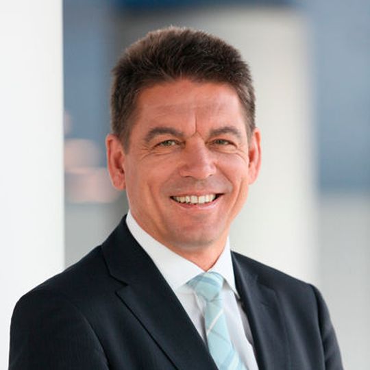 Carsten Breitfeld, ehemals Leiter des Fahrzeugprojekt I8 bei BMW, wechselt zum Chinesischen Start-Up Internet Smart Electric Car. Carsten Breitfeld, ehemals Leiter des Fahrzeugprojekt I8 bei BMW, wechselt zum Chinesischen Start-Up Internet Smart Electric Car.