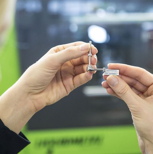 Im Liquidmetal-Prozess lassen sich dreidimensional anspruchsvolle Präzisionsbauteile mit einer sehr hochwertigen Oberfläche und präzisen Abbildung von Feinstrukturen fertigen. Hart, aber hochelastisch ist das neuartige Material. Ein zweitägiges Forum in Stuttgart hat 200 Teilnehmer in seinen Bann gezogen, wie der Veranstalter Engel Austria mitteilt. Im Liquidmetal-Prozess lassen sich dreidimensional anspruchsvolle Präzisionsbauteile mit einer sehr hochwertigen Oberfläche und präzisen Abbildung von Feinstrukturen fertigen. Hart, aber hochelastisch ist das neuartige Material. Ein zweitägiges Forum in Stuttgart hat 200 Teilnehmer in seinen Bann gezogen, wie der Veranstalter Engel Austria mitteilt.