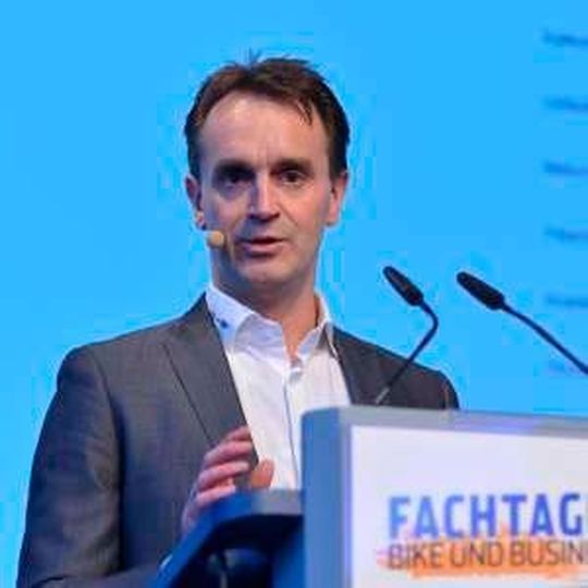 Ralf Koke, Geschäftsführer Loco-Soft, referierte zum Thema: „Instrumente zur Überwachung der produktivität von Werkstätten“. Ralf Koke, Geschäftsführer Loco-Soft, referierte zum Thema: „Instrumente zur Überwachung der produktivität von Werkstätten“.