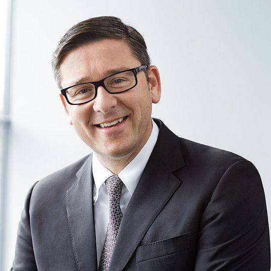 Peter Bernscher, Vorstand für Vertrieb, Marketing und Beschaffung in der Metal Forming Division und verantwortlich für die Business Unit Automotive Body Parts, von Voestalpine stellt das entwickelte phs-directform vor.